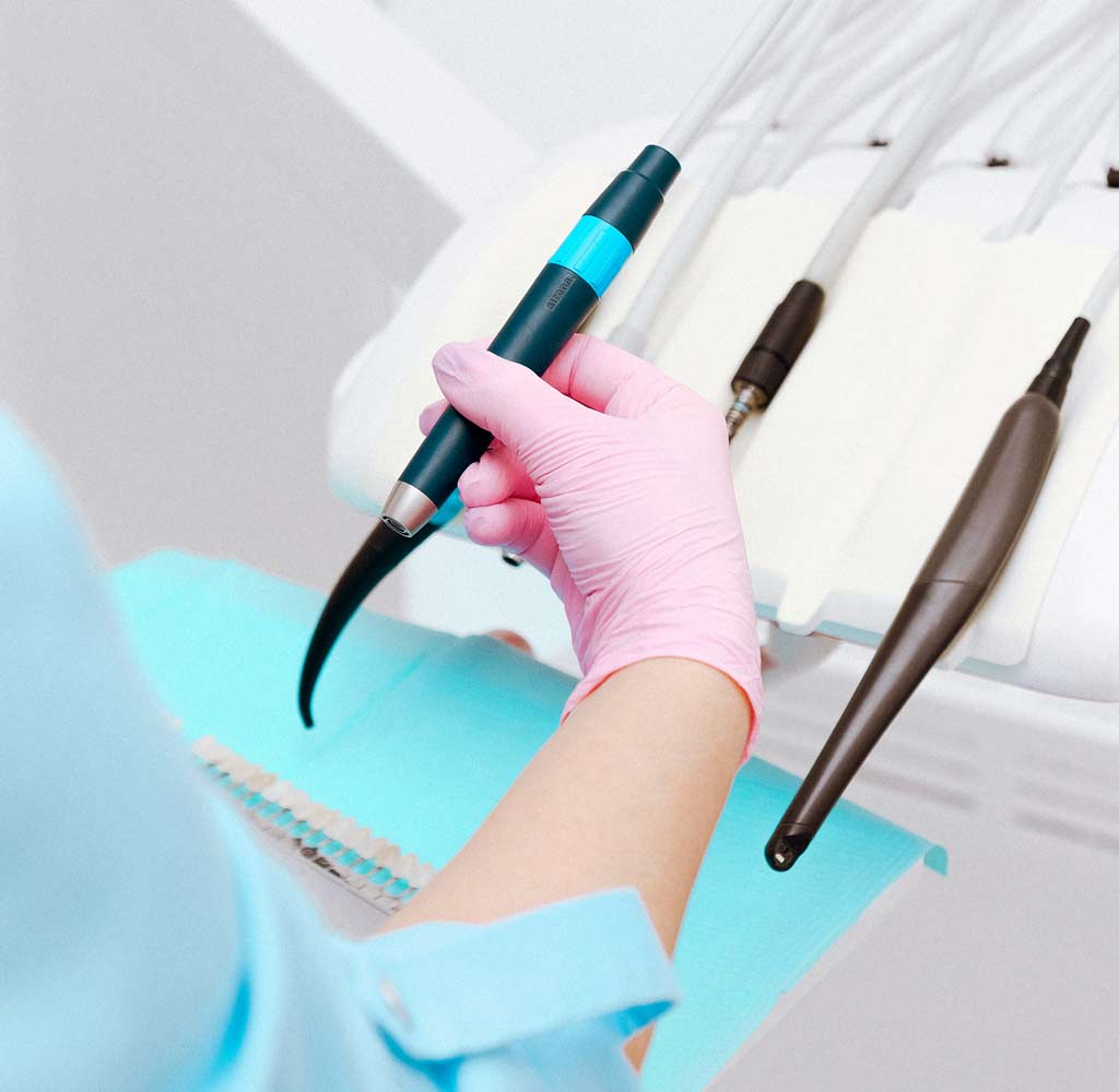 כלי שיניים במרפאה, רופא שיניים נתניה, טיפולי אסתטיקה